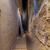 Per accedere all�ipogeo della Cattedrale passiamo da un�intercapedine al lato dell�ingresso